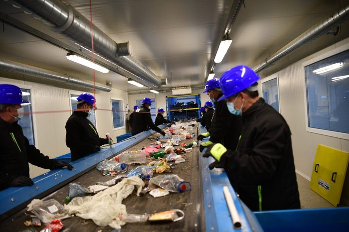 Personal la banda de sortare a deșeurilor reciclabile