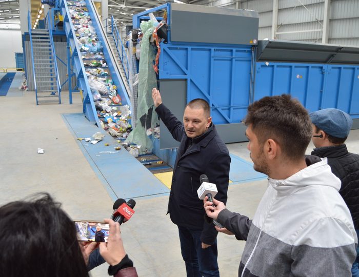 Prezentarea instalației de sortare în fața presei